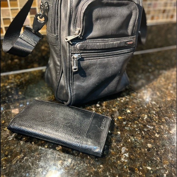 Tumi Black Leather Messenger Shoulder Travel Computer Shoulder Bag & Free Wallet - Picture 2 of 16